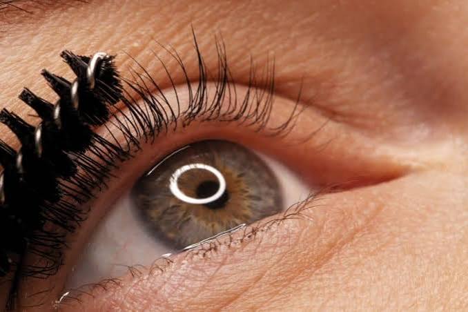 Close-up of lifted natural lashes and a defined eye